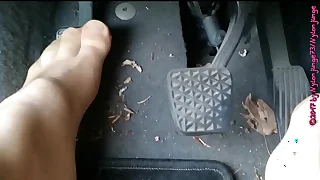 Füße in FSH und Sportschuhen ** Auto Spaß **